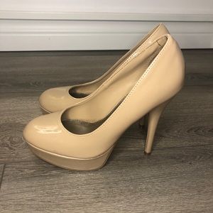 Nude platform pumps